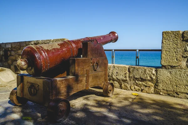 Испанская пушка указывает на морскую крепость — стоковое фото