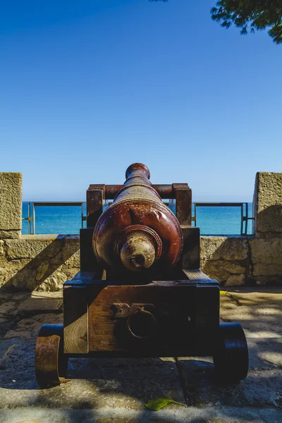 Cañón español señalando a la fortaleza marítima — Foto de Stock