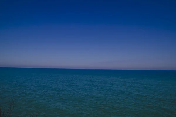 Пейзаж зі скелями і блакитним морем — стокове фото