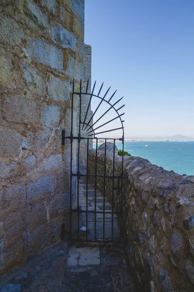 Spanische Landschaft mit tiefblauem Meer — Stockfoto