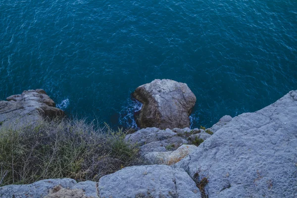 Spaanse landschap met diepe blauwe zee — Stockfoto