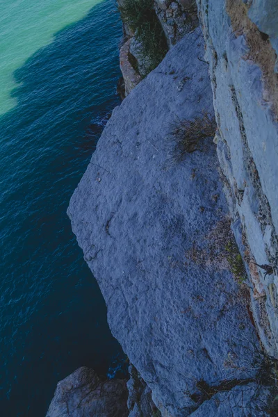 Spaanse landschap met diepe blauwe zee — Stockfoto