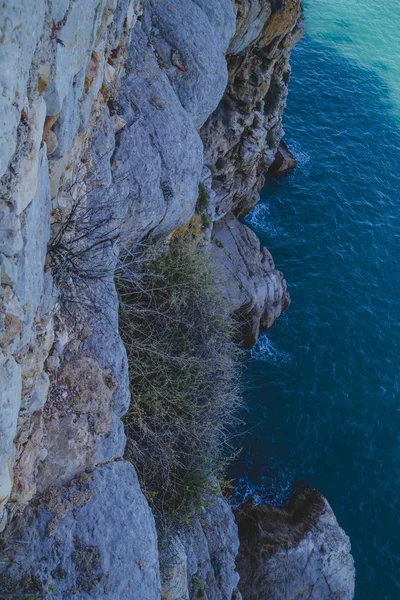 Spaanse landschap met diepe blauwe zee — Stockfoto