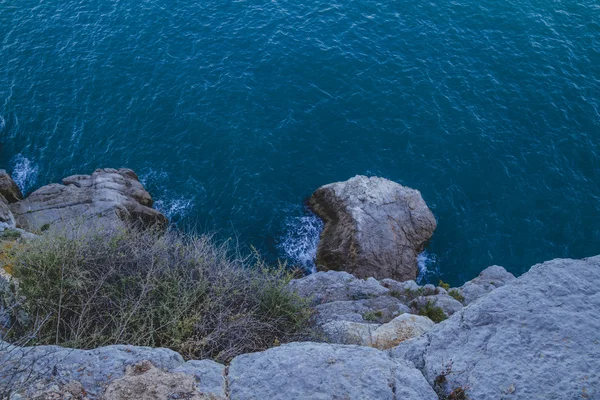 深い青色の海とスペイン語の風景 — ストック写真