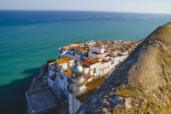 Spanische Landschaft mit tiefblauem Meer — Stockfoto