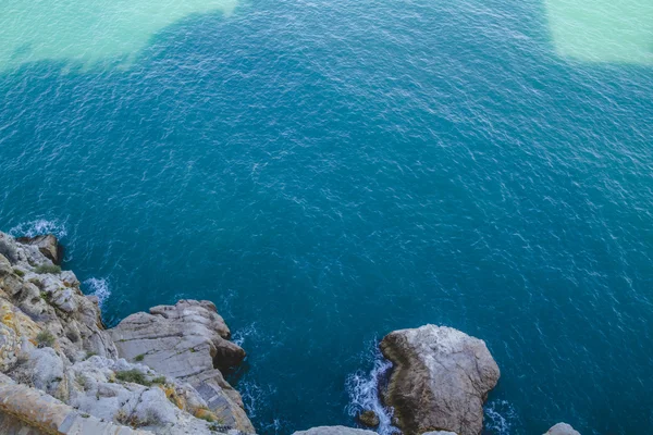 Spanische Landschaft mit tiefblauem Meer — Stockfoto