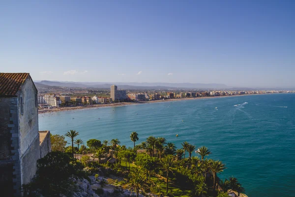 Spanische Landschaft mit tiefblauem Meer — Stockfoto