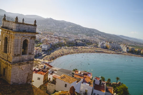 Spanische Landschaft mit tiefblauem Meer — Stockfoto