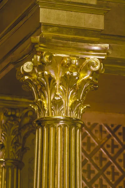 Столицы колонн — стоковое фото