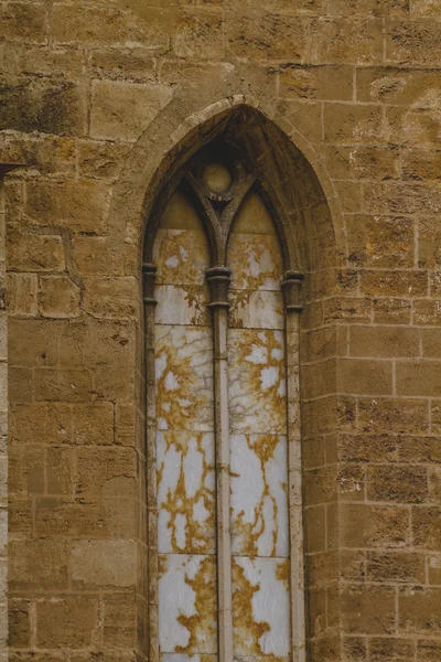 Staré gotické okno — Stock fotografie