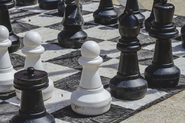 Juegos de ajedrez gigantes en la calle con piezas grandes — Foto de Stock