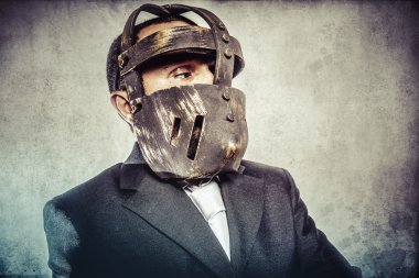 demir maskeli adam tehlikeli iş