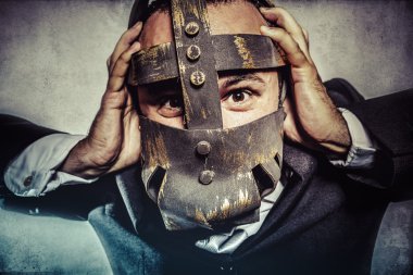 demir maskeli adam tehlikeli iş