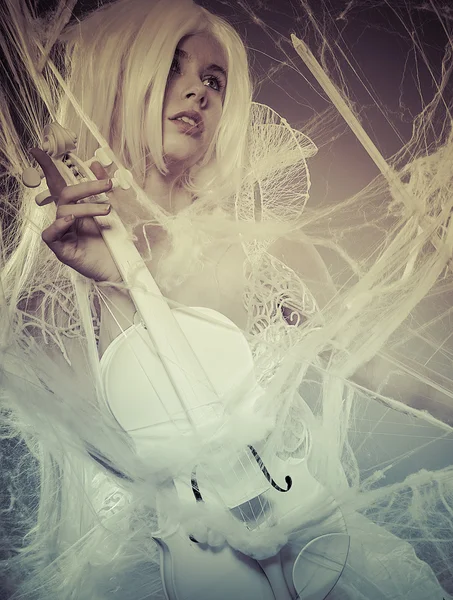 Mulher com violino branco vintage — Fotografia de Stock