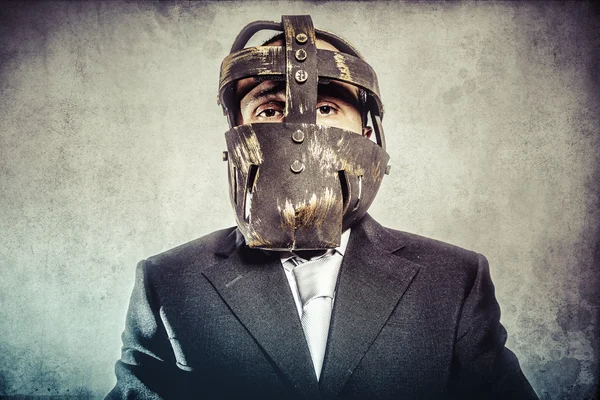Gevaarlijke zakenman met ijzeren masker — Stockfoto