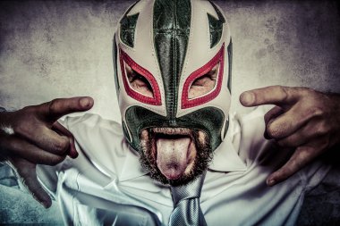 man in Mexicaanse worstelaar masker
