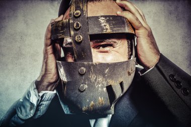 demir maskeli adam tehlikeli iş