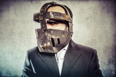 demir maskeli adam tehlikeli iş