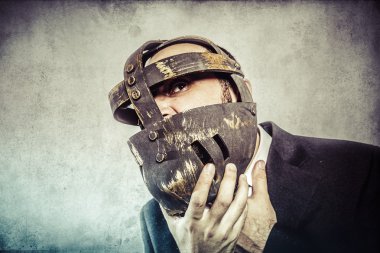 demir maskeli adam tehlikeli iş