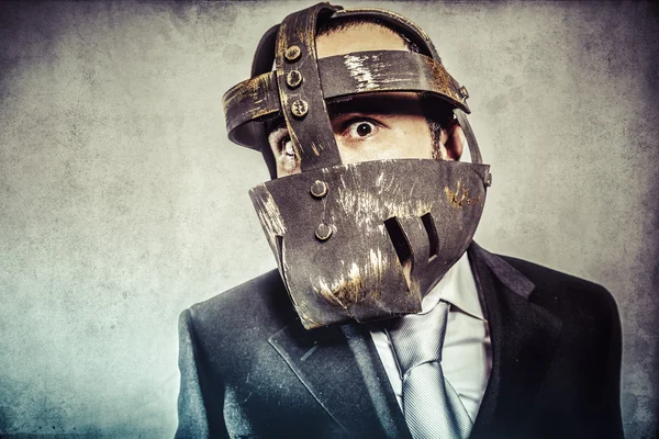 危険なビジネスの男性と鉄仮面 — ストック写真
