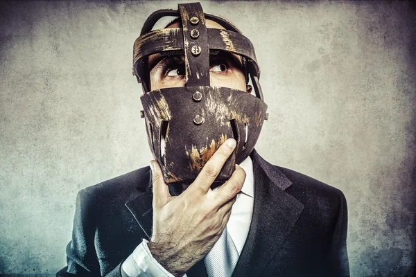 Homme d'affaires dangereux avec masque en fer — Photo