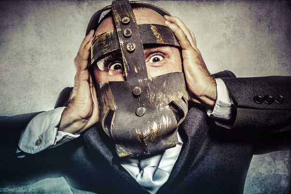 Homme d'affaires dangereux avec masque en fer — Photo