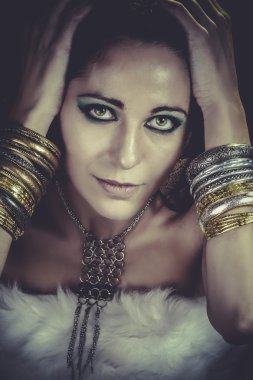 Altın ışık şehvetli kadın