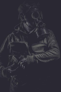 Gaz maskeli adam.