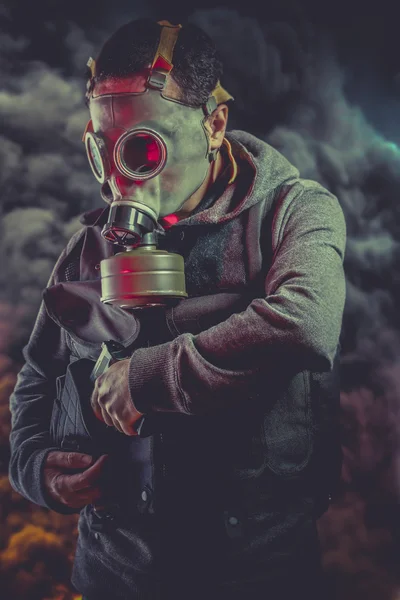 Man med gasmask — Stockfoto