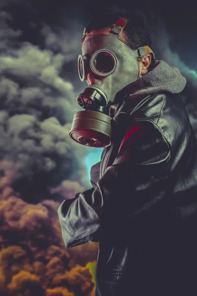Homme avec masque à gaz — Photo