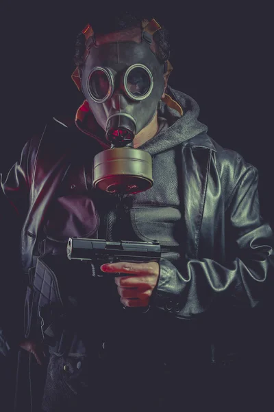 Man with gas mask and gun — Stock Photo, Image