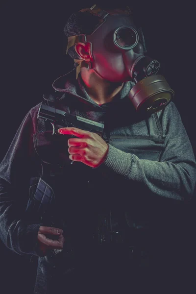 Homme avec masque à gaz et pistolet — Photo