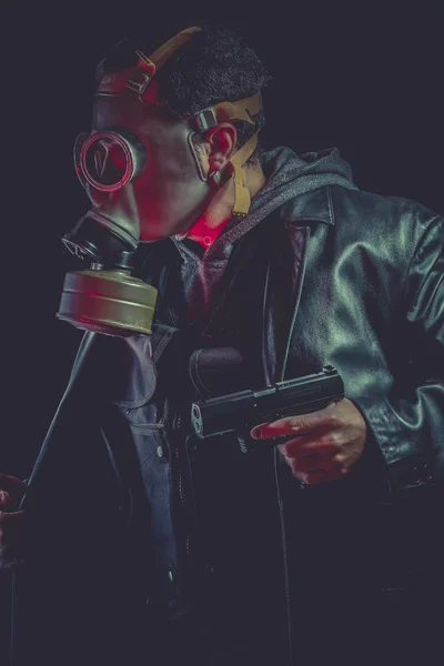Άντρας με μάσκα αερίου και όπλο — Φωτογραφία Αρχείου