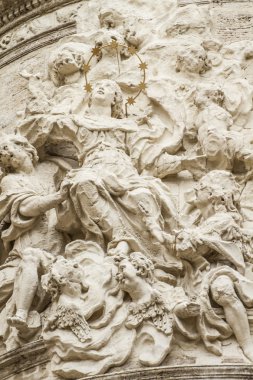 süs eşyaları ve Gotik tarzı heykelleri