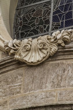 süs eşyaları ve Gotik tarzı heykelleri