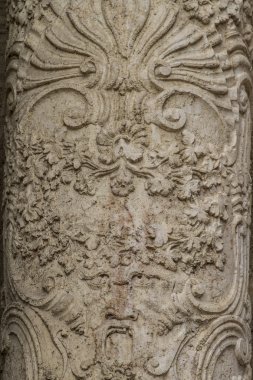 süs eşyaları ve Gotik tarzı heykelleri