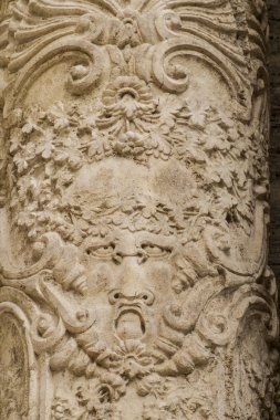 süs eşyaları ve Gotik tarzı heykelleri