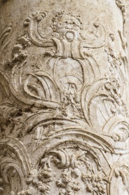 süs eşyaları ve Gotik tarzı heykelleri