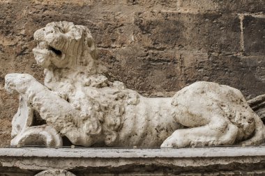 süs eşyaları ve Gotik tarzı heykelleri