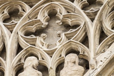 süs eşyaları ve Gotik tarzı heykelleri