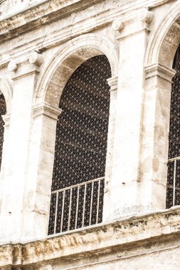 süs eşyaları ve Gotik tarzı heykelleri