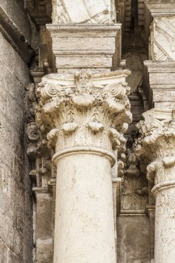 süs eşyaları ve Gotik tarzı heykelleri