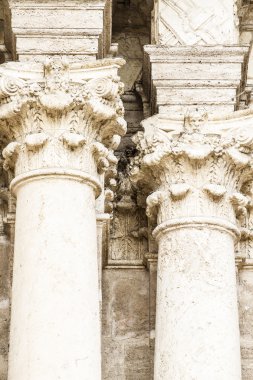 süs eşyaları ve Gotik tarzı heykelleri