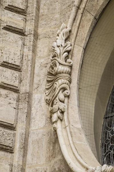 Орнаменты и скульптуры готического стиля — стоковое фото