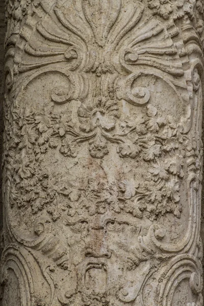 süs eşyaları ve Gotik tarzı heykelleri