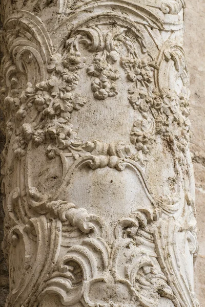 süs eşyaları ve Gotik tarzı heykelleri