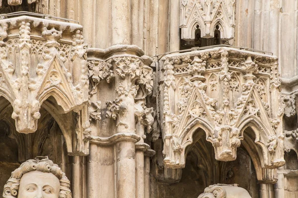 Adornos y esculturas de estilo gótico — Foto de Stock