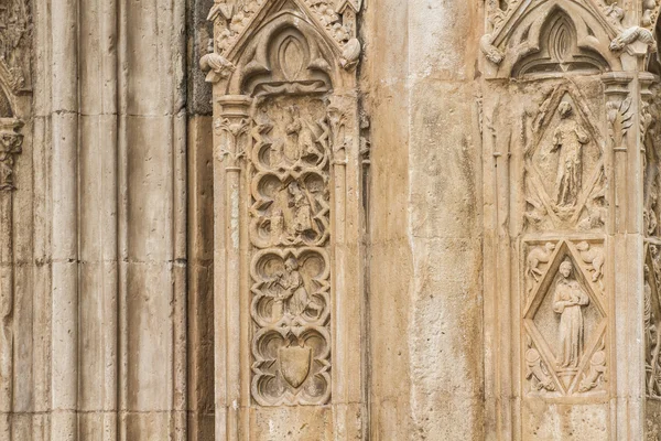Ornamente und Skulpturen im gotischen Stil — Stockfoto