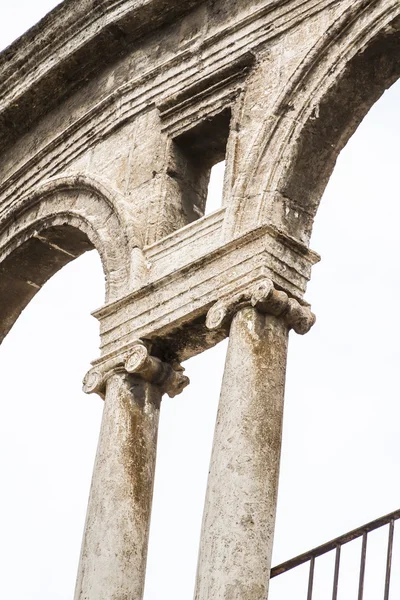 Adornos y esculturas de estilo gótico — Foto de Stock