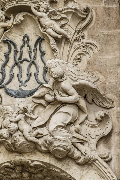 Ornamente und Skulpturen im gotischen Stil — Stockfoto